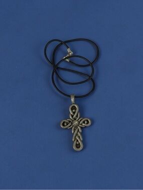 🫶🏻 Celtic Knot Cross Pendant Necklace in Gunmetal